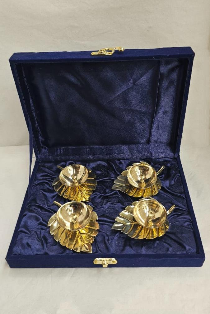 Brass Paan Diya Set (Size: 3.5 inch Diya)